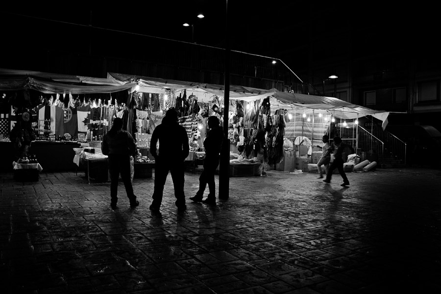 casi la media noche. vendiendo en las ferias