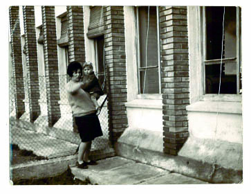 mi madre con mi hermano mayor en la vieja escuela