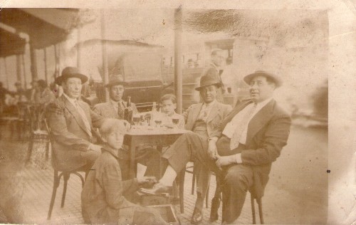 Mi abuelo Pedro a la izquierda de mi papá, en la mesa del bar de los domingos. Buenos Aires, 1940
