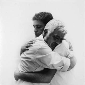 abrazo_abuelo_y_nieto-302034.jpg