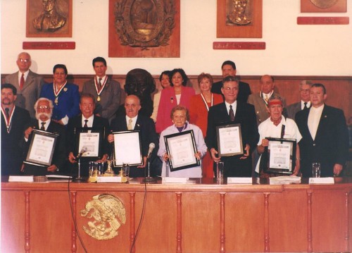 Entrega del premio Tlamatini a las personalidades que integraron el Consejo Consultivo en su fundación